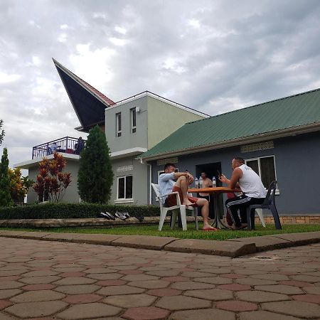 Migingo Suites Ентебе Екстериор снимка